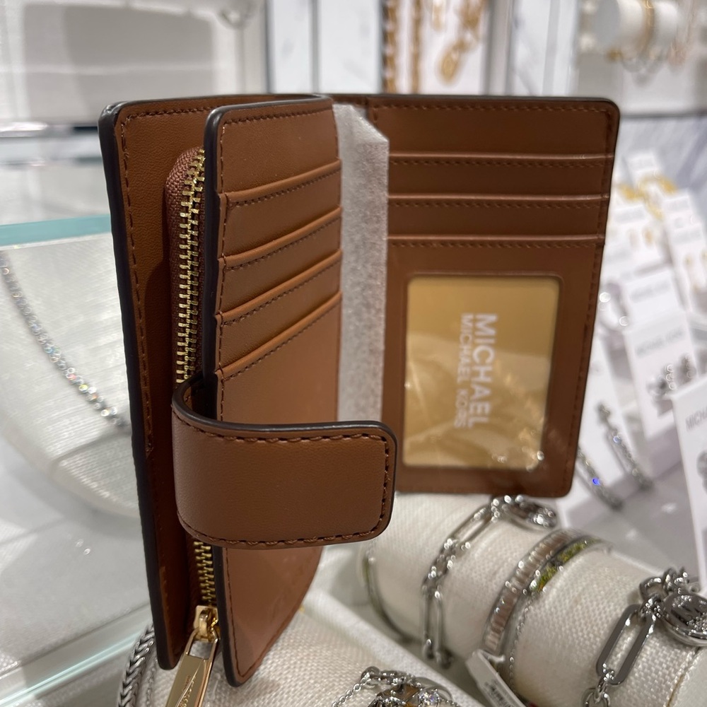 MICHAEL KORS Jet Set Medium Zip CN Two-Tone Logo Bifold Wallet
Brown Multi
NWT - Picture 8 of 16